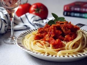 煮好的意面捞起来，加入橄榄油拌匀一下盛盘，上面铺磷虾番茄酱即可