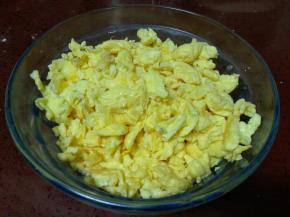 5个鸡蛋打散后，凉锅热油放入鸡蛋液大火炒鸡蛋，顺便用铲子打碎，注意控制火候不要炒老了