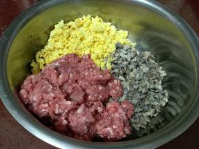 三种食材放入一个盆里