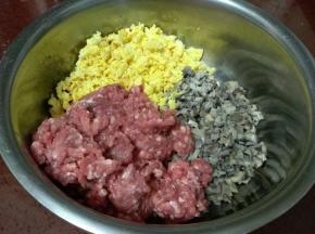 三种食材放入一个盆里