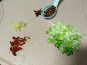 一个干辣椒切碎，这个干辣椒不辣，切好葱花，姜末，花椒，大料半个