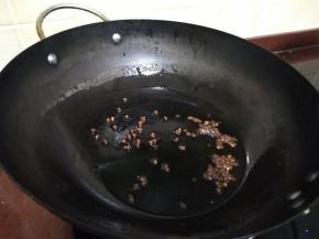 热锅凉油，微冒烟时放入花椒和大料