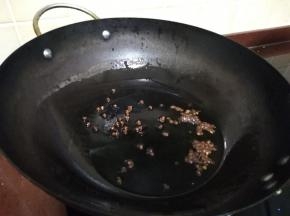 热锅凉油，微冒烟时放入花椒和大料