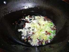 花椒大料捞出不要，然后再放姜末，葱花和干辣椒，我这步忘记把花椒大料先捞出去了，所以最后一个个捡出来的，费劲