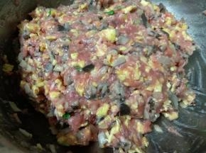 把爆香的葱花油料倒入盆里，加入少许酱油，盐，戴上一次性手套按照顺时针方向搅拌上劲，馅做好后面也差不多了