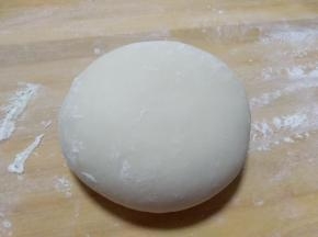 醒好的面团取出部分，揉至光滑圆形