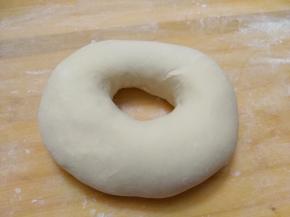 从中间掏个洞，再一切两半揉成长圆条