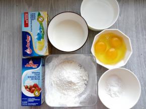称量准备好各种材料，淡奶油需提前冷藏12小时，黄油无需提前软化。
