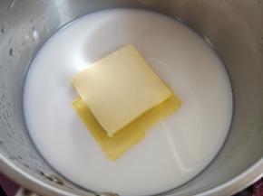 将黄油、牛奶、水、盐和糖放入小锅中