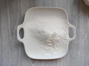 在煮沸液体的同时，将低筋粉过筛。