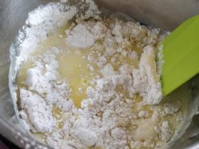 沸腾后关火，将低筋粉倒入锅内。