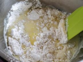 沸腾后关火，将低筋粉倒入锅内。