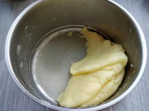 重新开小火，拌匀面糊，直到锅内底部出现一层薄膜，关火，稍晾凉。