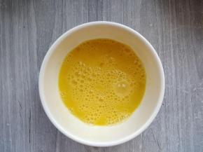 蛋清和蛋黄打散成全蛋液