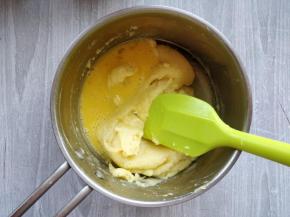 将面糊晾凉到微微烫手的程度，逐次少量倒入全蛋液