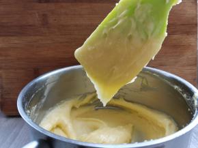 直到提起刮刀，面糊能拉出倒三角的程度。全蛋液不要一次性倒入，以免过稀。