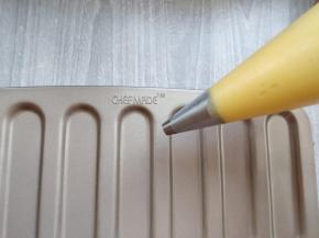 将面糊装入裱花袋中，花嘴口径约手指粗，也可不用裱花嘴，直接用裱花袋剪口使用。