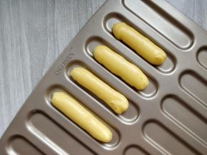 在学厨闪电泡芙模上挤出均匀的条。因为后期要做成小猫的形象，不必要太长，所以没有完全按照模具长度。