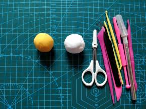 将白色翻糖皮加少许食用色素，调出想要的橘色、灰色、黑色和少许绿色。