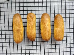 烤好后在炉内稍焖一会儿，再取出晾凉，备用。