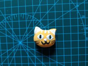 将翻糖皮错细条，依次做出眼睛、嘴部和胡须等。