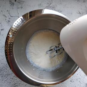 接着做馅：淡奶油加细砂糖，用打蛋器打发。