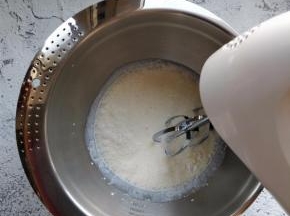 接着做馅：淡奶油加细砂糖，用打蛋器打发。