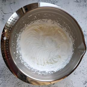 打发到侧一下盆，缓缓流动的状态，再低速稍打几下。