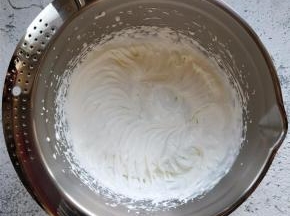 打发到侧一下盆，缓缓流动的状态，再低速稍打几下。