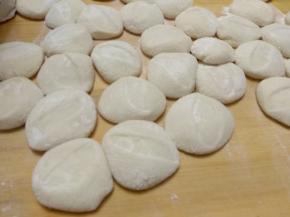 全部剂子撒少许干面粉，一个个的按扁成圆形