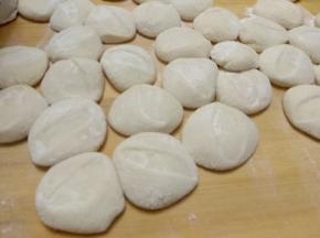 全部剂子撒少许干面粉，一个个的按扁成圆形