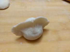 双手利用拇指和食指捏紧边向中间轻轻一挤，一个饺子就好了，包的不好大家不要介意哈。