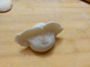 双手利用拇指和食指捏紧边向中间轻轻一挤，一个饺子就好了，包的不好大家不要介意哈。