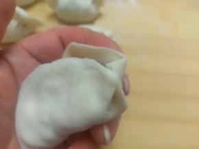 还有一种包法就是麦穗饺子，先捏一边，然后左右交替捏皱褶