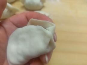 还有一种包法就是麦穗饺子，先捏一边，然后左右交替捏皱褶
