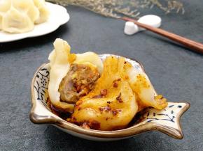 开锅后下入饺子，飘上来后继续10分钟就熟了，一般馅离开饺子皮鼓起来基本就熟了