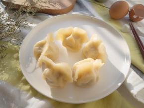 其中有个饺子特别像外国老太太的脸，大鼻子，深眼窝，嘟噜着脸 烫发，很抽象有木有哈哈……