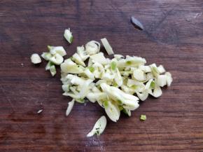 大蒜用刀背压扁，除掉蒜皮，切碎，在空气中氧化备用。