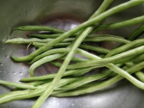 长豆角洗净，沥净水分。
