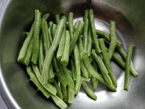 掰掉两头的尖端（很嫩的没有两边的老筋），掰成手指长的段。