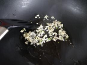 热锅热油，爆香蒜末。