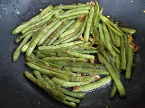 加盐炒匀，直到豆角熟透盛出即可。