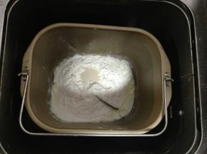 把主面团里除黄油外的所有原料放入面包机，启动和面程序30分钟（注意液体原料在下，上面放入高粉和酵母。）