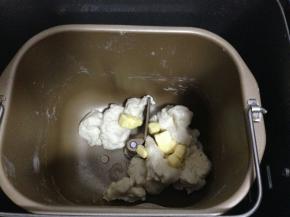 程序结束结束后，加入软化的黄油。再次启动和面程序10分钟