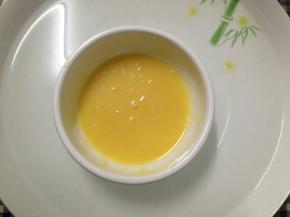 发酵期间来制作炼乳酱。黄油和炼乳隔热水融化混合均匀