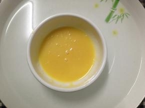 发酵期间来制作炼乳酱。黄油和炼乳隔热水融化混合均匀