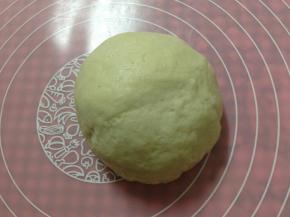 将发酵好的面团取出排气揉匀