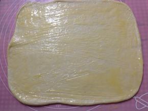 在面片上均匀地涂上炼乳酱（稍微留一些做表面装饰用）