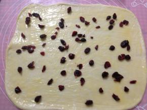 均匀撒上蔓越莓干（记得留点作表面装饰用）