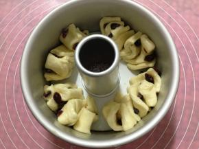 然后放在六寸中空的模具中